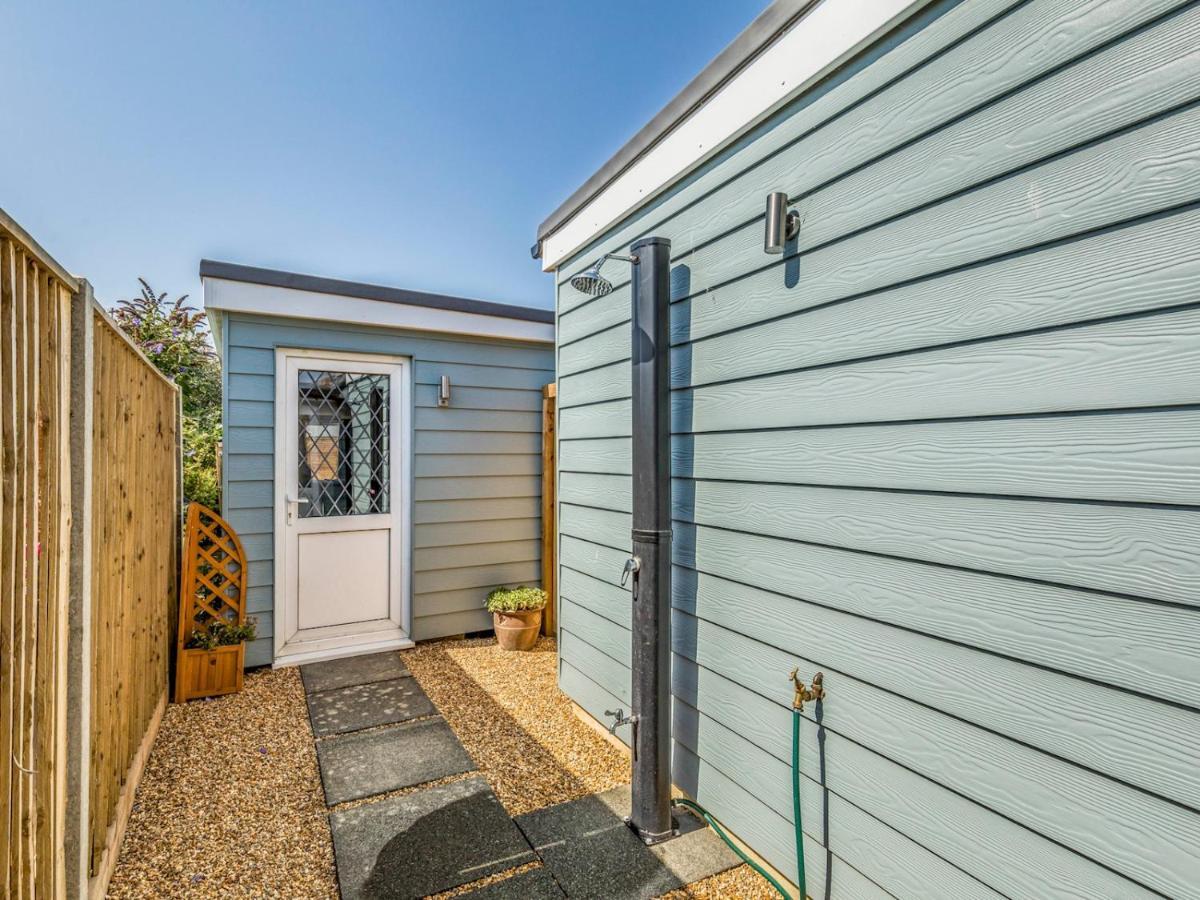 Pass The Keys Charming Chalet A Stones Throw From The Beach Chichester Exterior photo