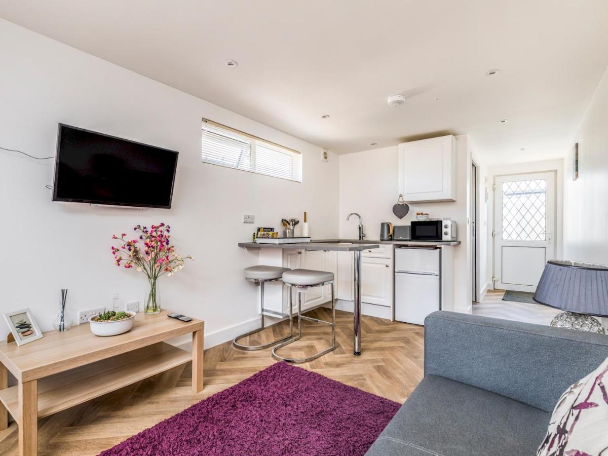 Pass The Keys Charming Chalet A Stones Throw From The Beach Chichester Exterior photo