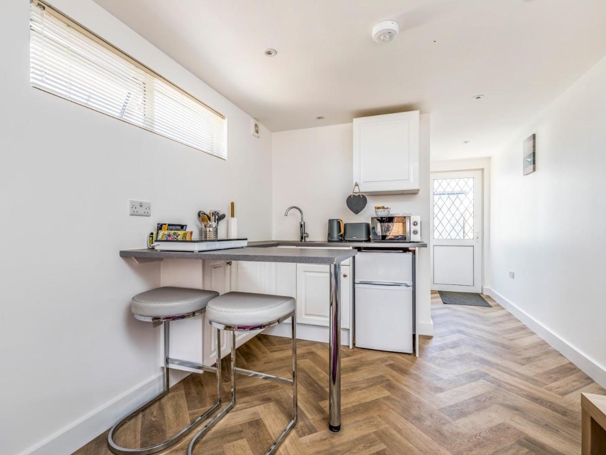 Pass The Keys Charming Chalet A Stones Throw From The Beach Chichester Exterior photo